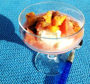 Kompott mit Schmand und Honig aus verschiedenen milchsauer fermentierten Obstsorten