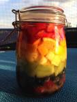 Obst in Regenbogenfarben zur milchsauren Fermentation in einem Glas